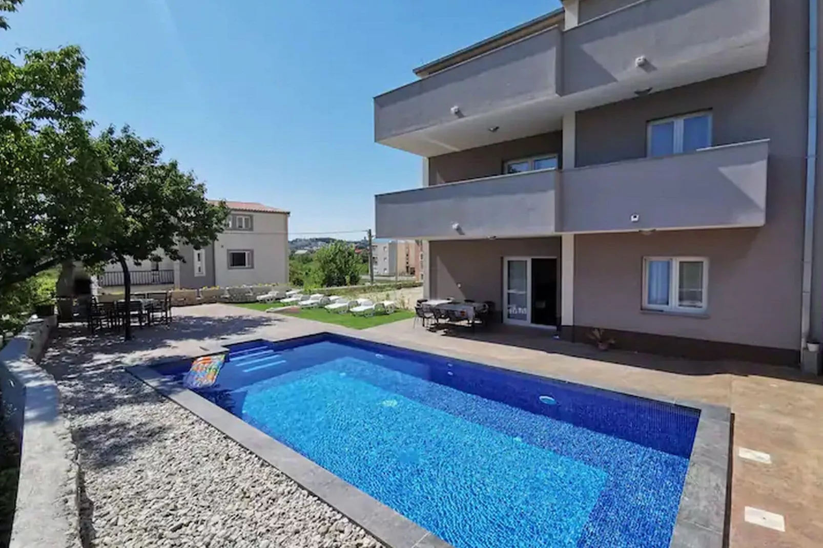 Holiday Home J&D No.3-Six Bedroom House  with Pool-Piscine