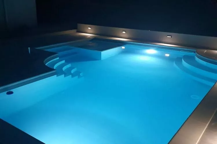 Apartments Villa Salona Sky - Premium Two Bedroom Apartment with Balcony (3)-Schwimmbad