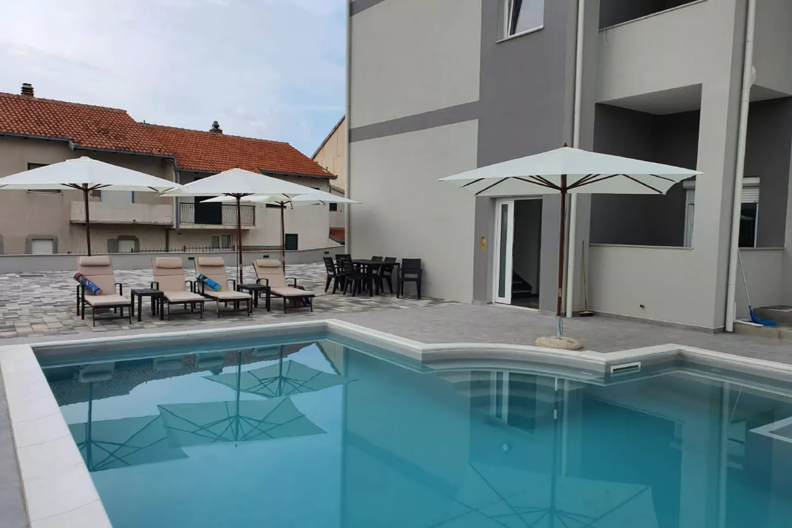 Apartments Villa Salona Sky - Premium Two Bedroom Apartment with Balcony (3)-Schwimmbad