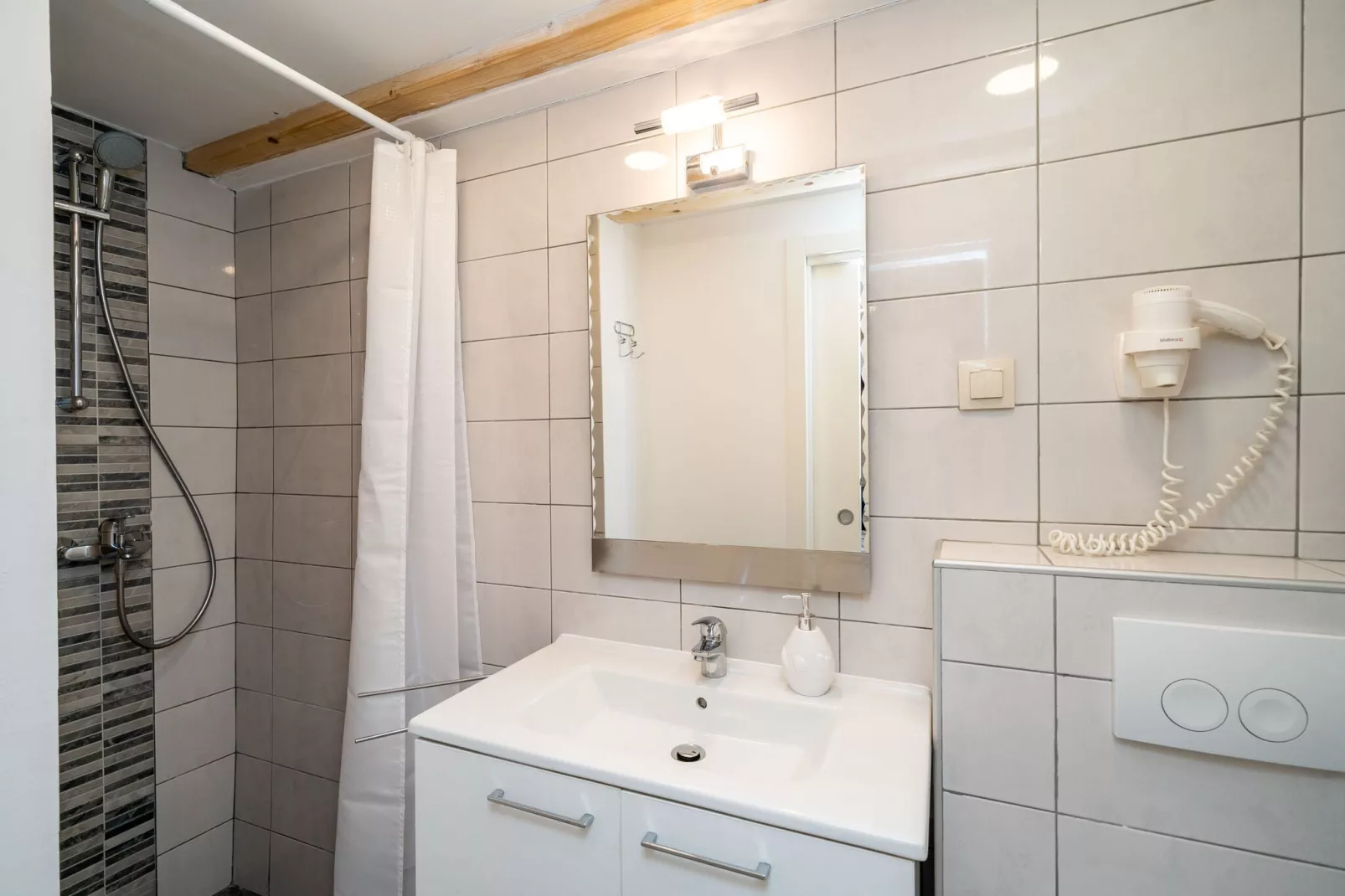 Lavender Room - Double Room (Ground Floor)-Bathroom