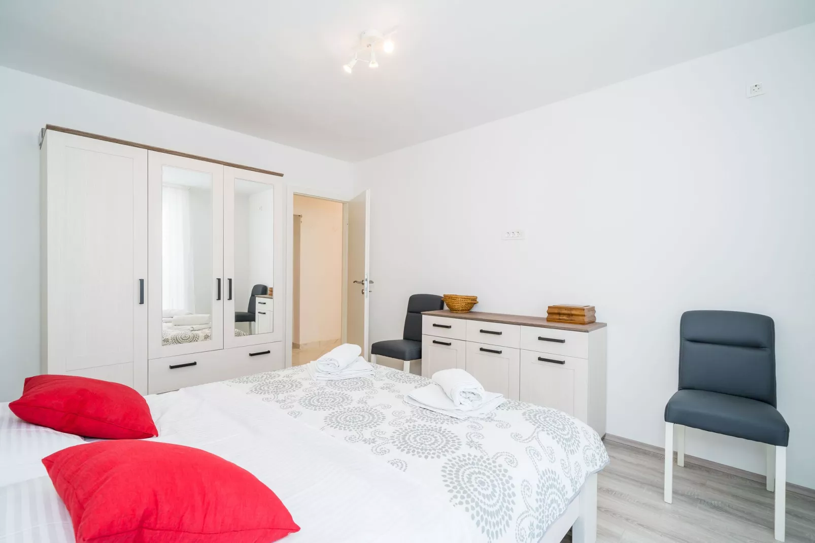 Apartment Cvjetković - Two Bedroom Apartment with Terrace and Sea View-Bedroom