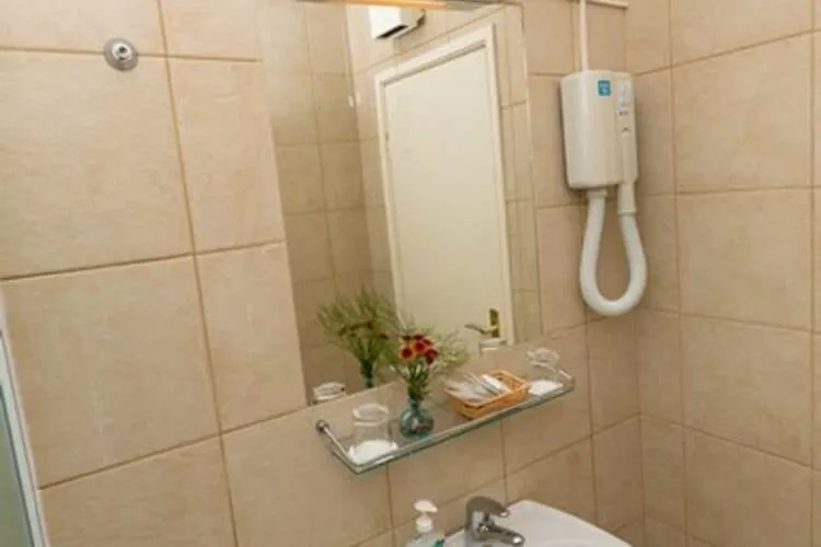 Castelletto - Superior Double Room with Balcony and Airport Transfer 9-Bathroom