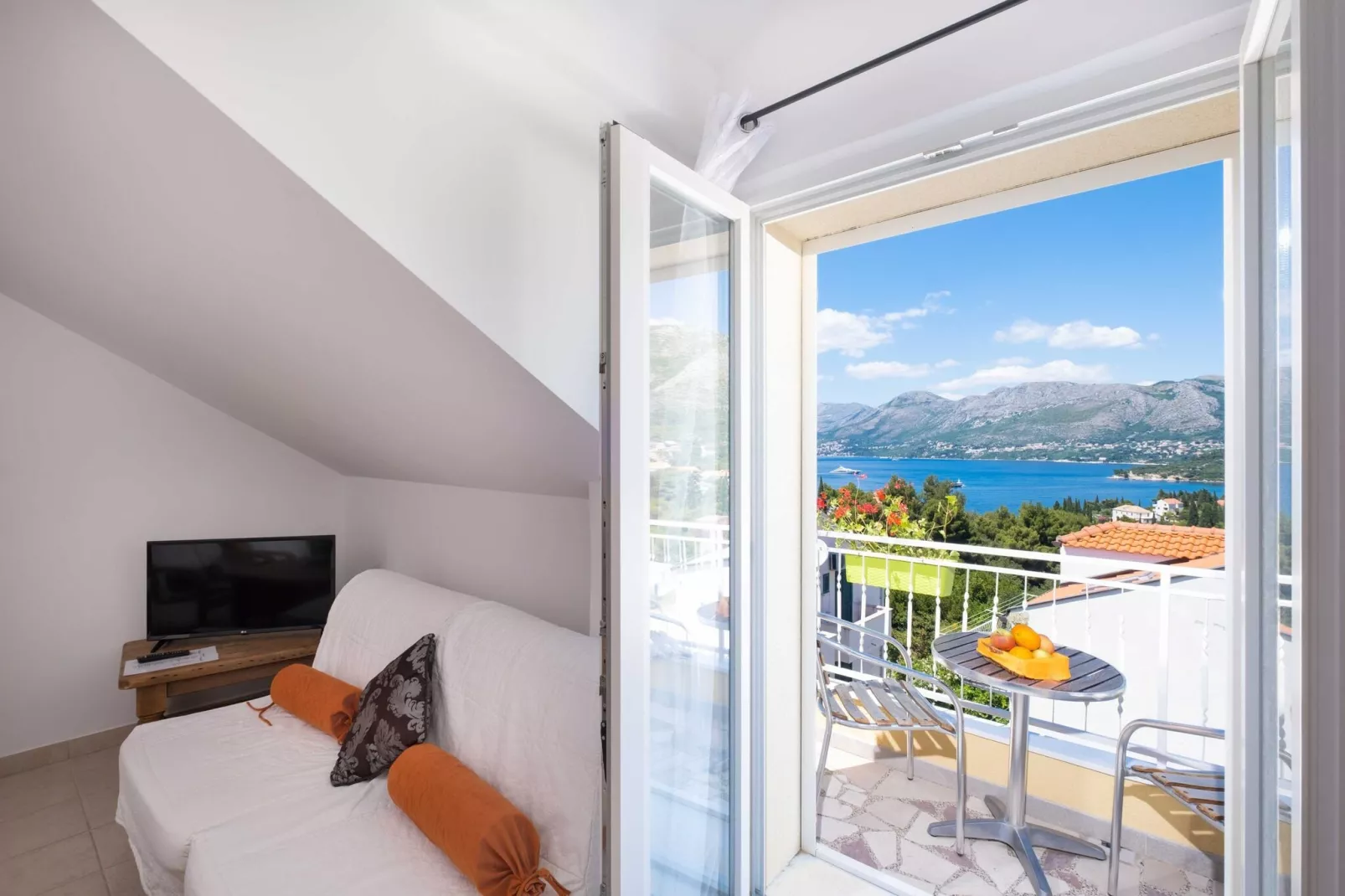 Castelletto - Superior Double Room with Balcony and Airport Transfer 9-View