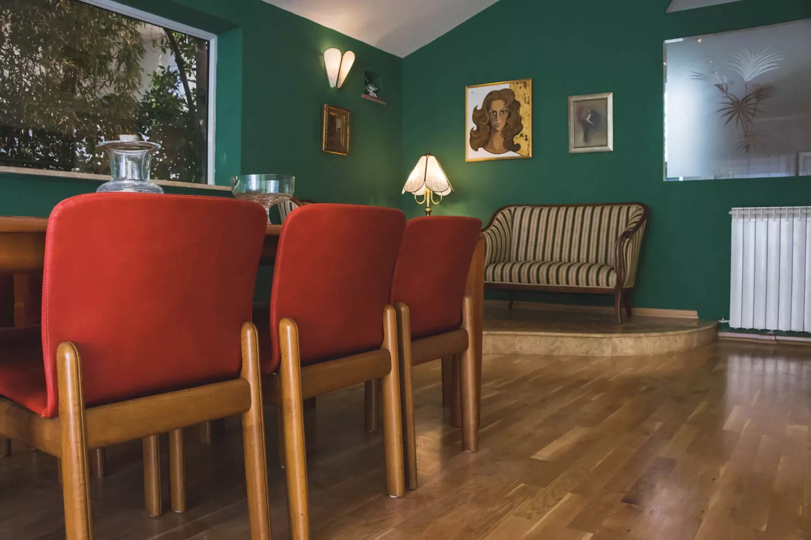 Luxury Suite Jasmin-Two Bedroom Suite with Hot Tub-Living room