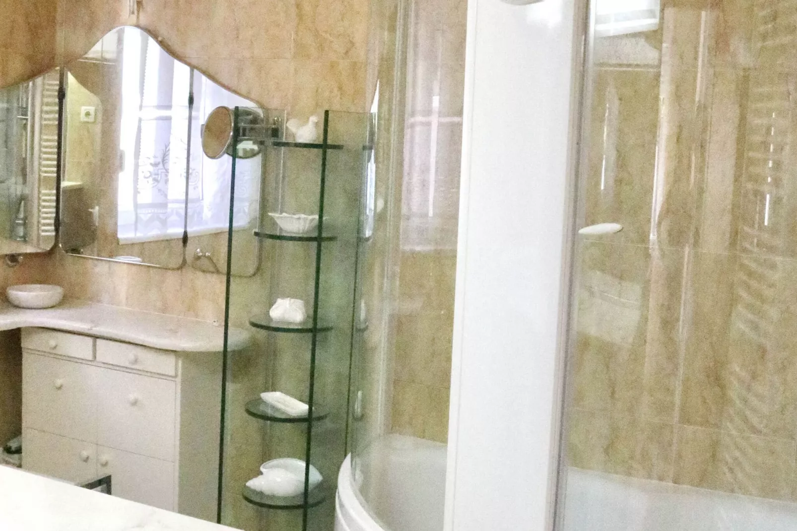 Luxury Suite Jasmin-Two Bedroom Suite with Hot Tub-Bathroom