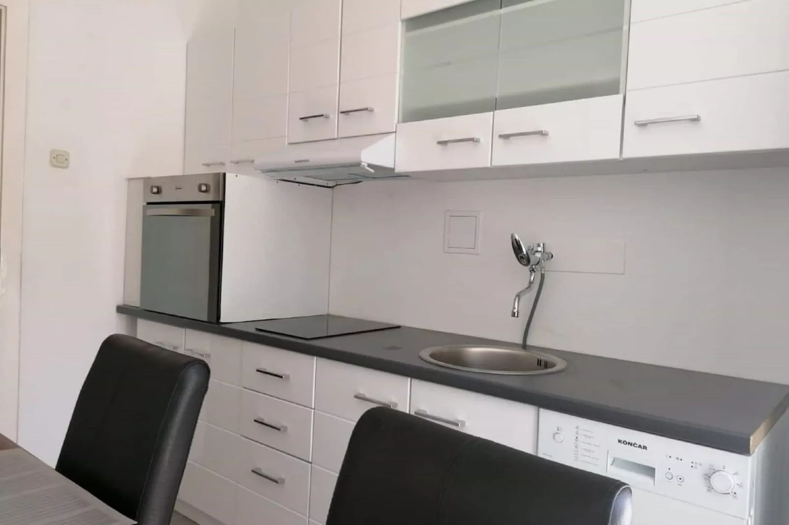 Apartment Ema - One Bedroom Apartment with Balcony-Cuisine