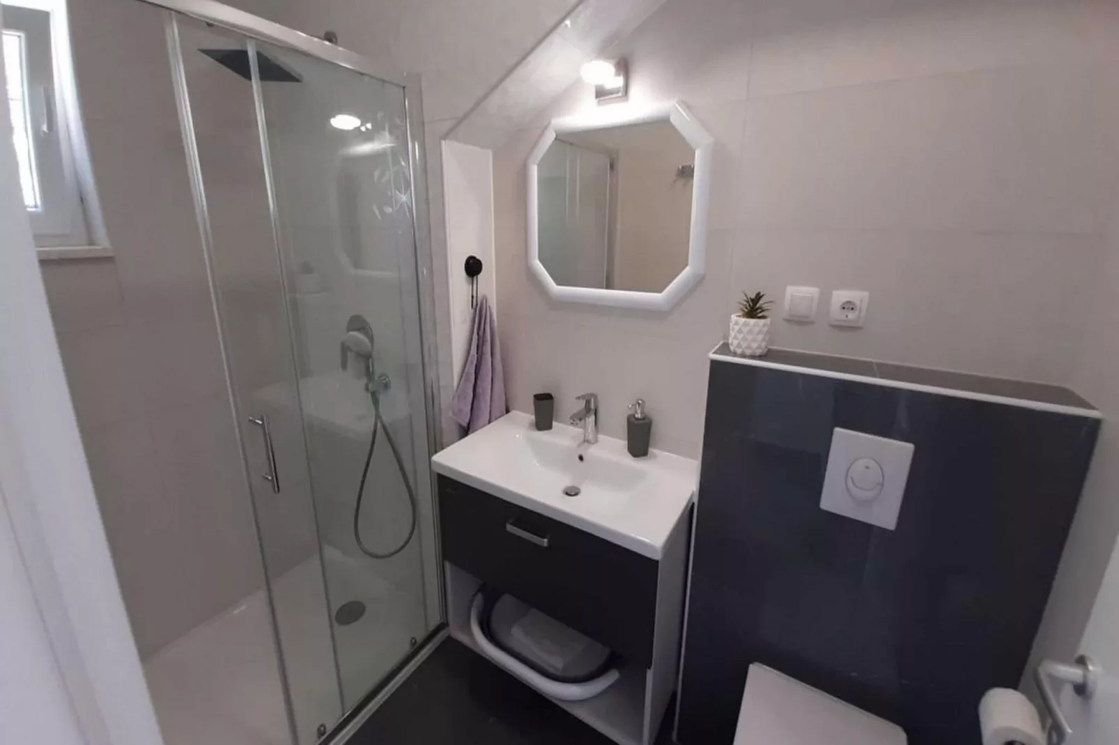 Apartments Dobrila - One Bedroom Apartment with Terrace and sea view - B1-Bathroom