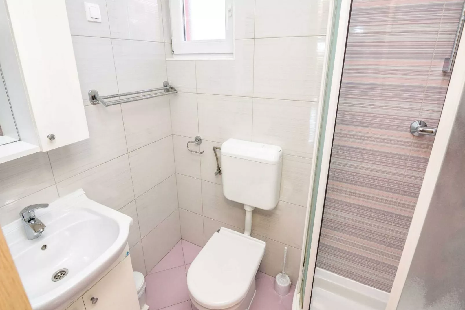Holiday Home Marinela - Four Bedroom Holiday Home with Swimming Pool-Badezimmer
