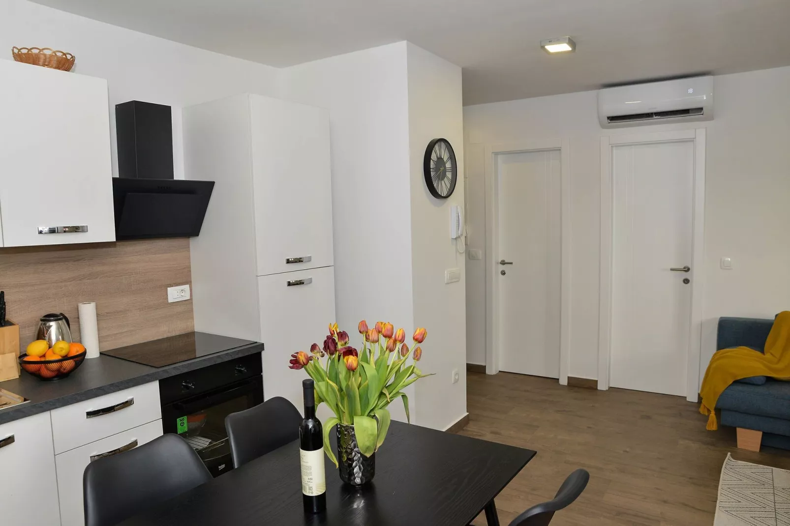 Apartment Nicole - One Bedroom Apartment with Balcony-Salle à manger