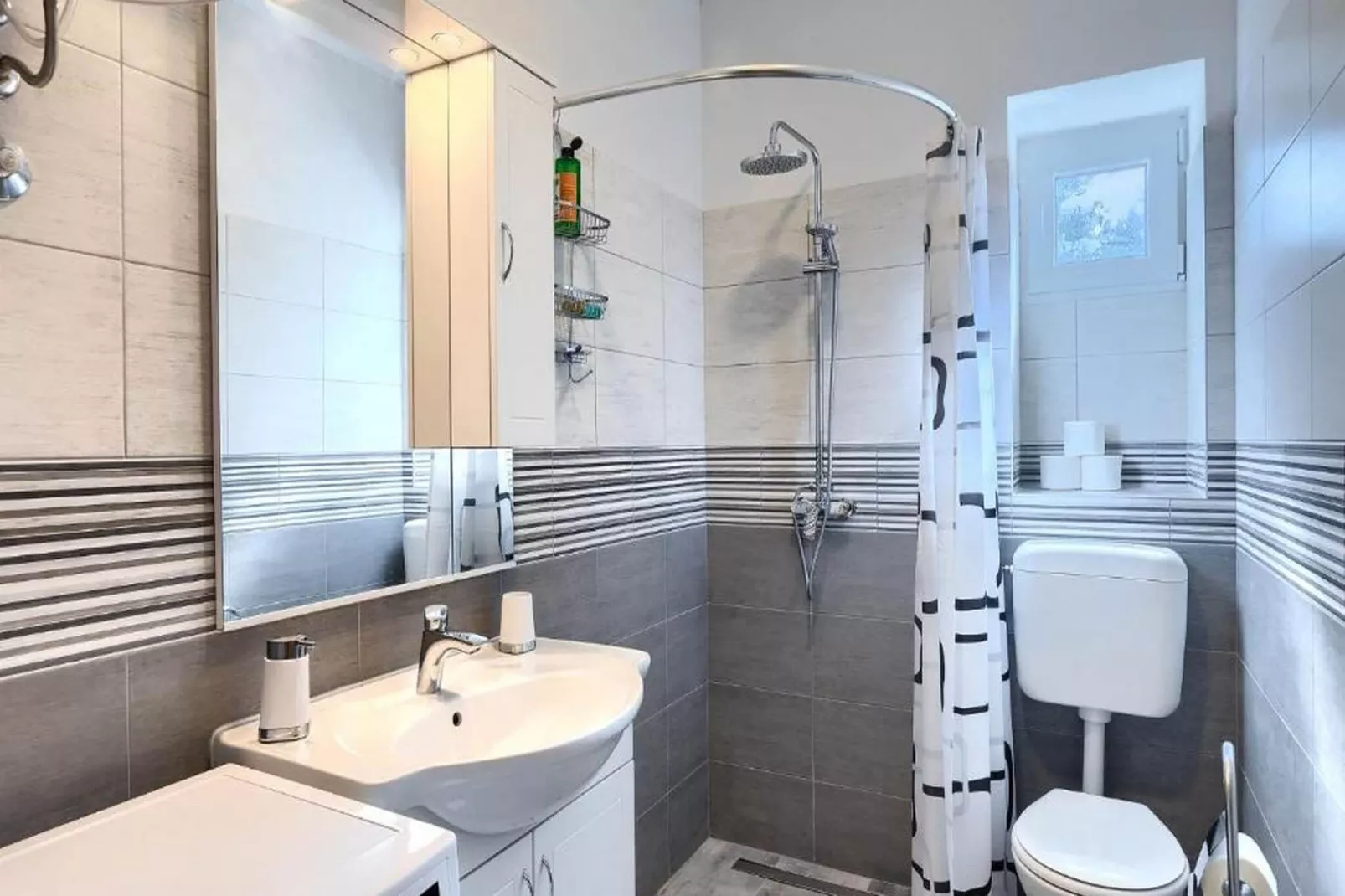 Holiday house Chill out Loborika - Two Bedroom Holiday Home with Terrace-Salle de bain