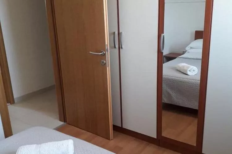Apartments Mlikota - One Bedroom Apartment with Terrace - A4 59674-Chambre