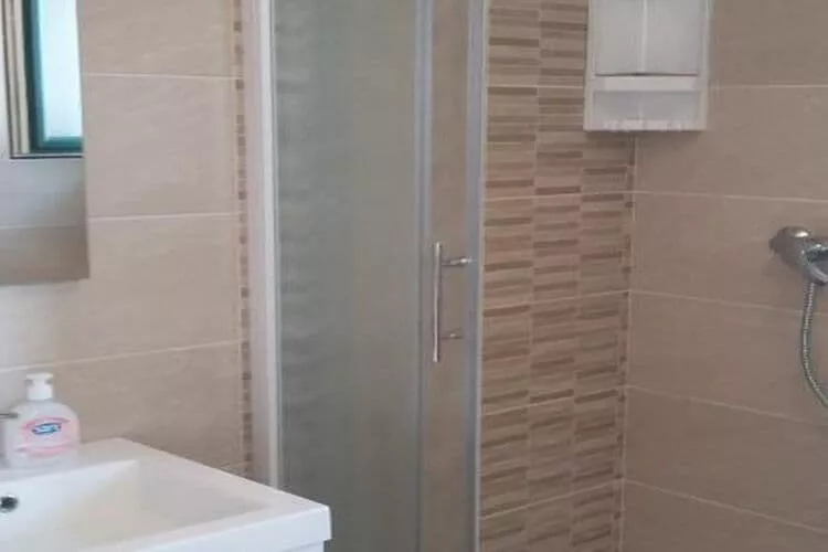 Apartments Mlikota - One Bedroom Apartment with Balcony - A5 59675-Bathroom