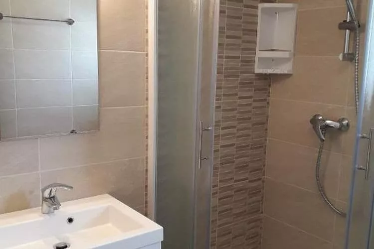 Apartments Mlikota - One Bedroom Apartment with Balcony - A5 59675-Bathroom
