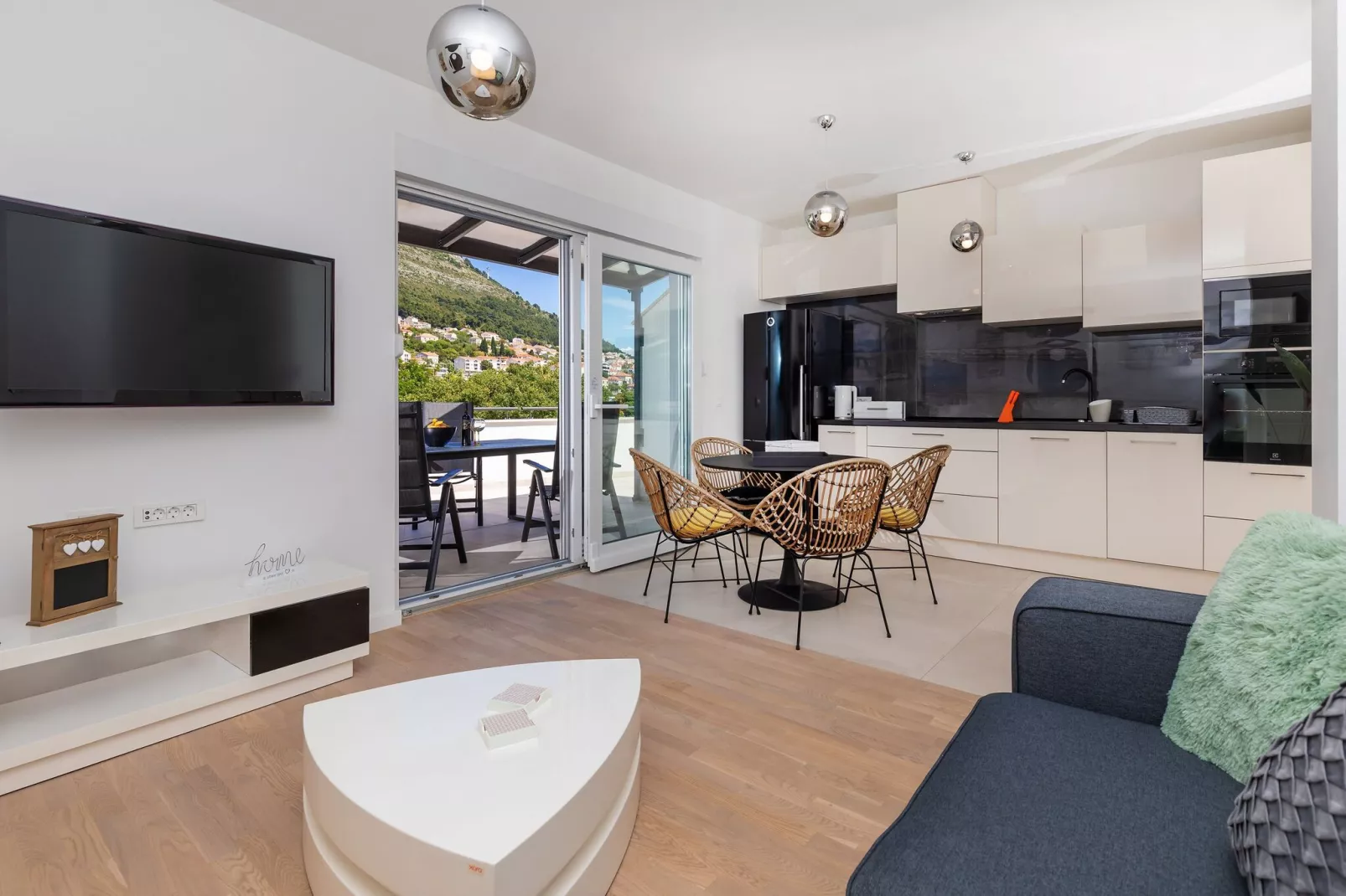 Apartment Life Plus-Two Bedroom Apartment with Terrace-Salon