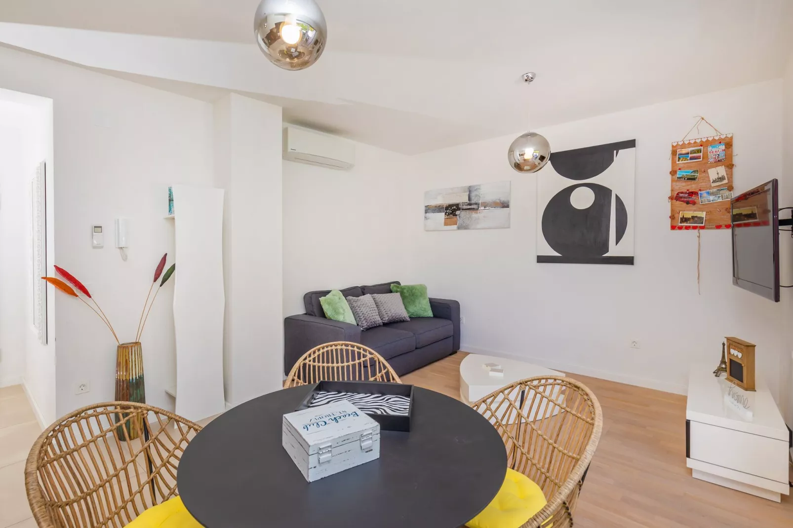 Apartment Life Plus-Two Bedroom Apartment with Terrace-Salle à manger