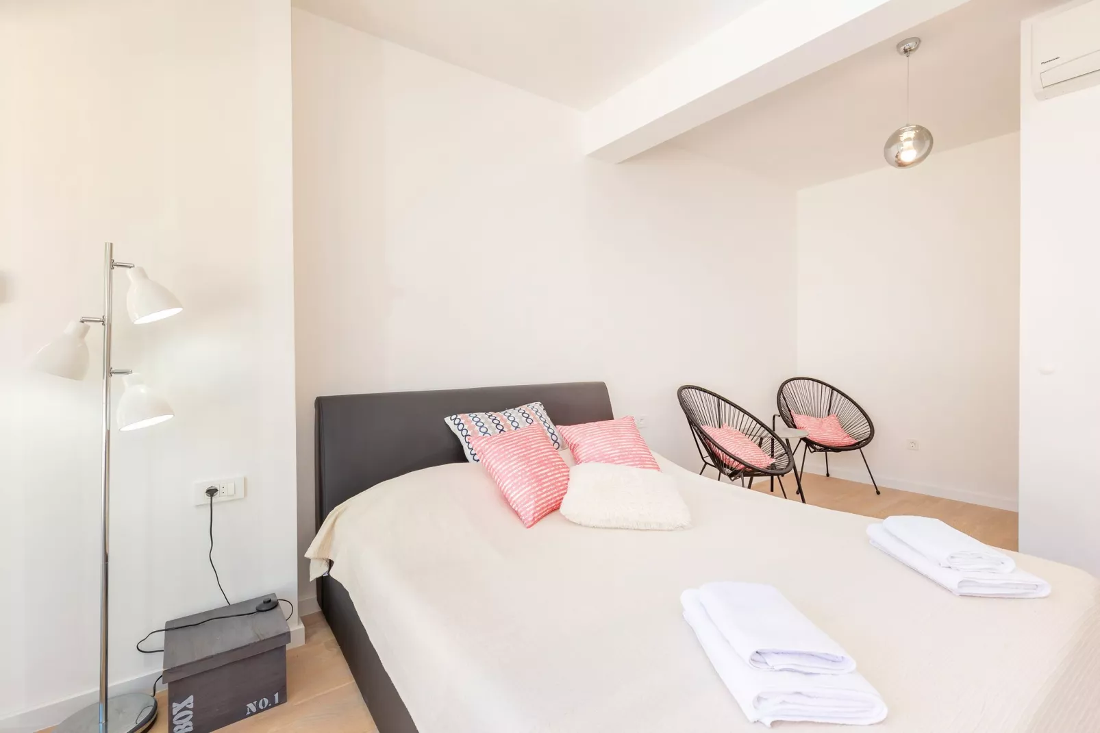 Apartment Life Plus-Two Bedroom Apartment with Terrace-Chambre