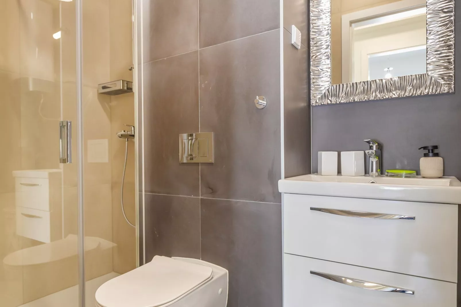 Apartment Life Plus-Two Bedroom Apartment with Terrace-Salle de bain