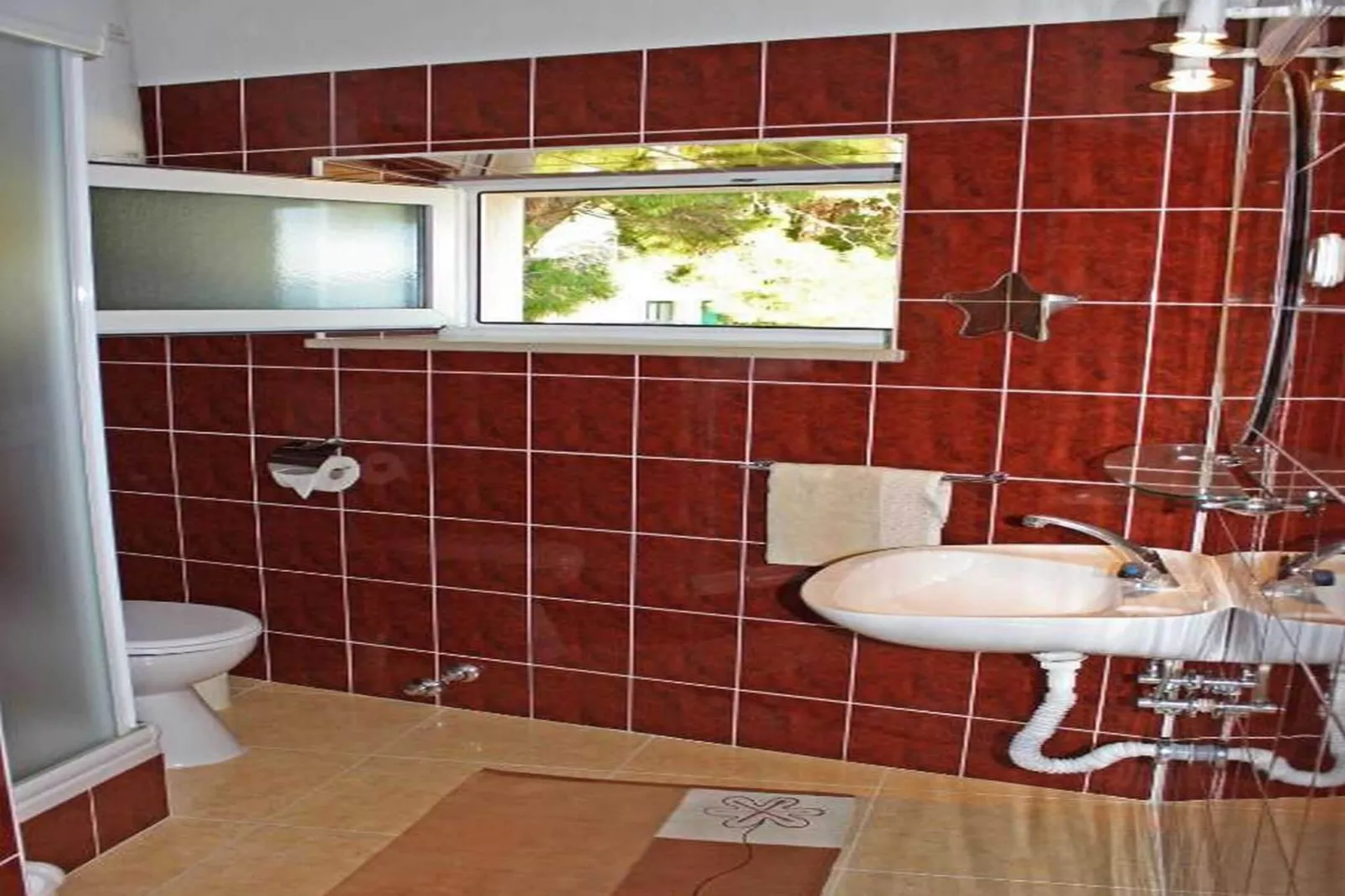 Apartment Račić - Two-bedroom Apartment with Balcony and Sea View-Bathroom