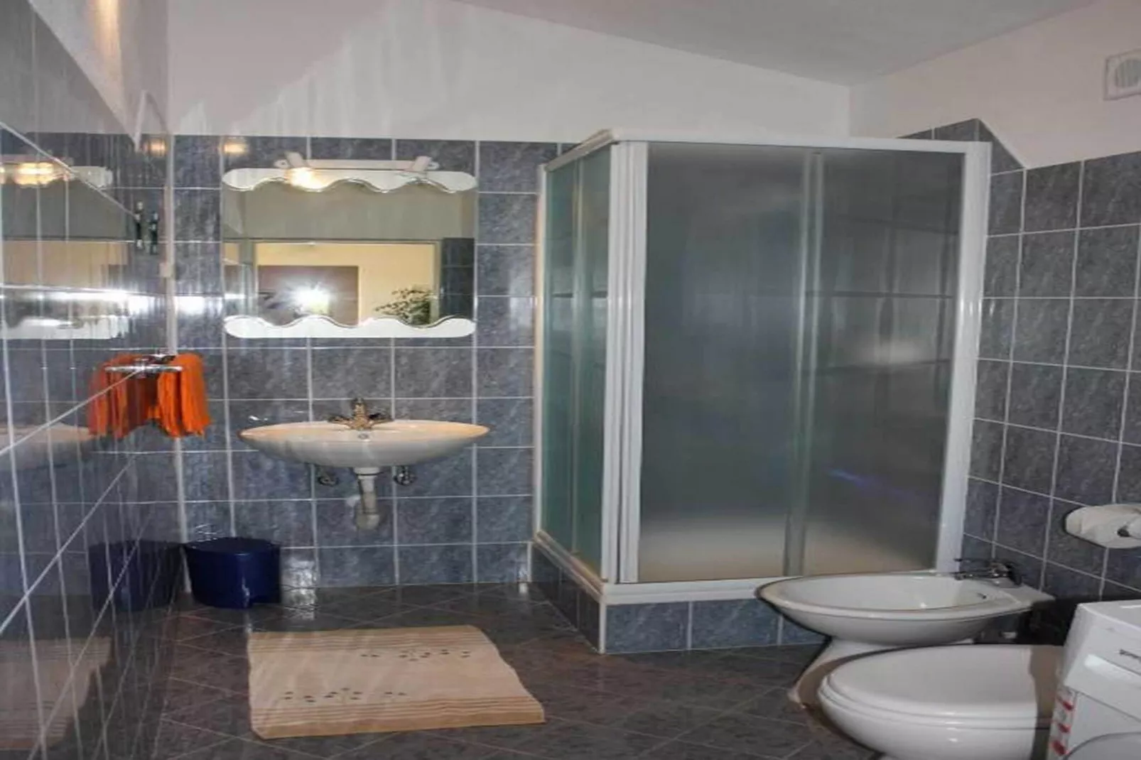 Apartment Račić - Two-bedroom Apartment with Balcony and Sea View-Bathroom