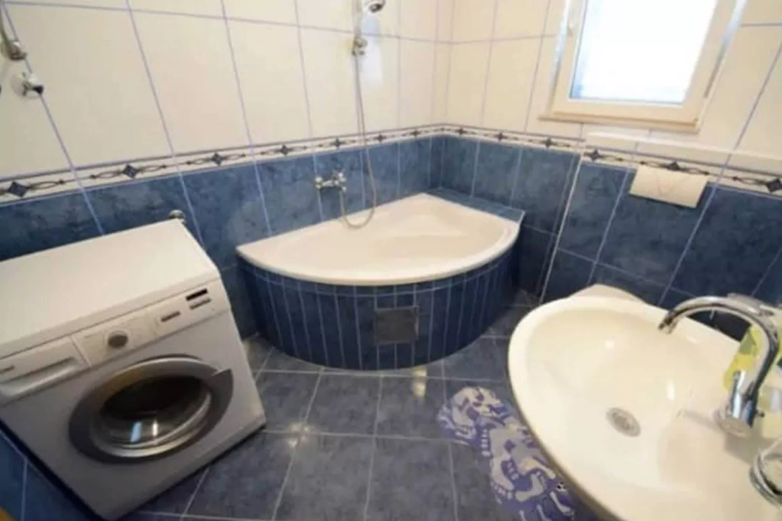 Apartment Mila - Three Bedroom Apartment with Terrace and Sea View-Bathroom