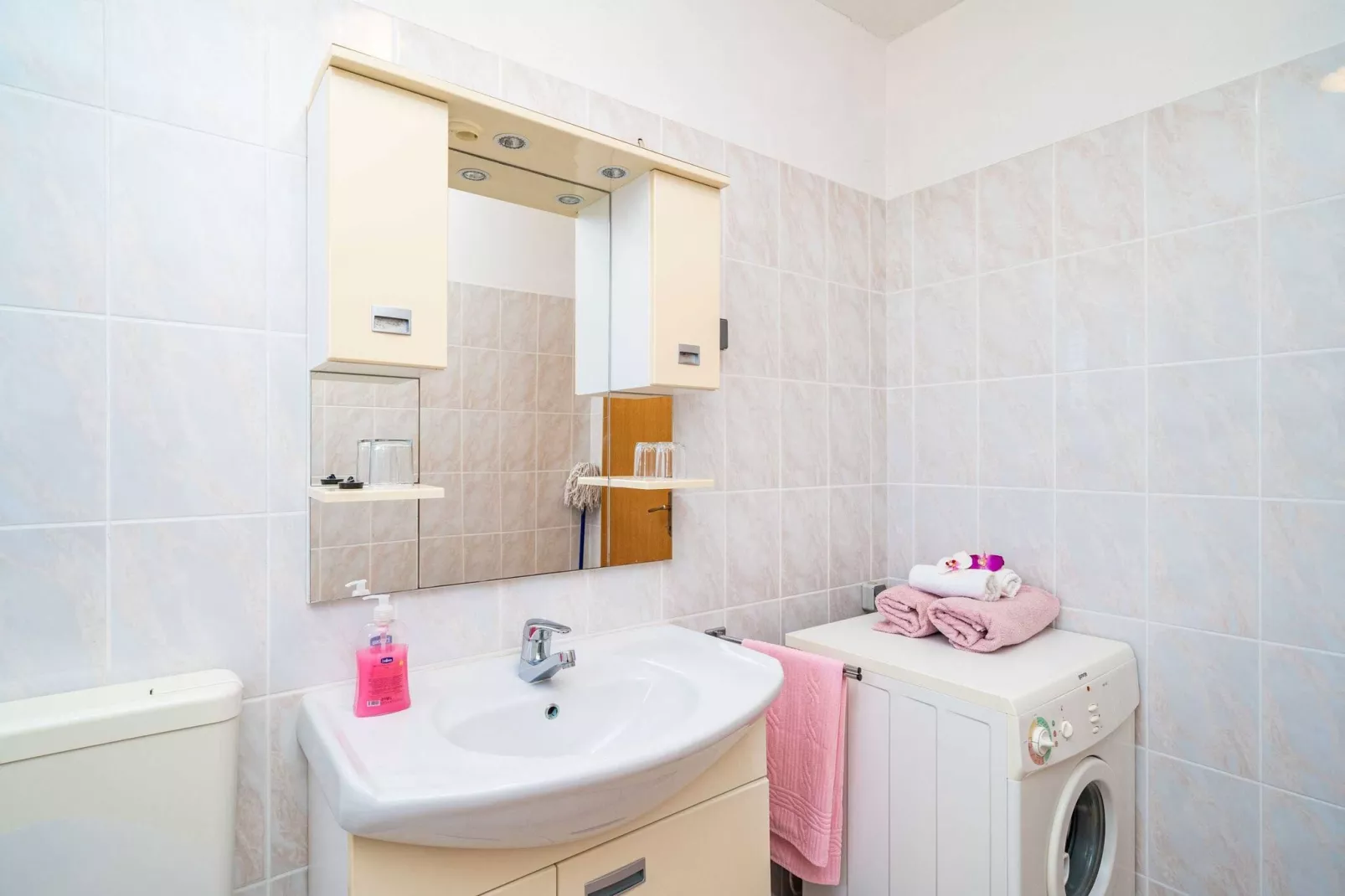 Apartment Bobić- Three Bedroom Apartment with Balcony and Sea View-Bathroom