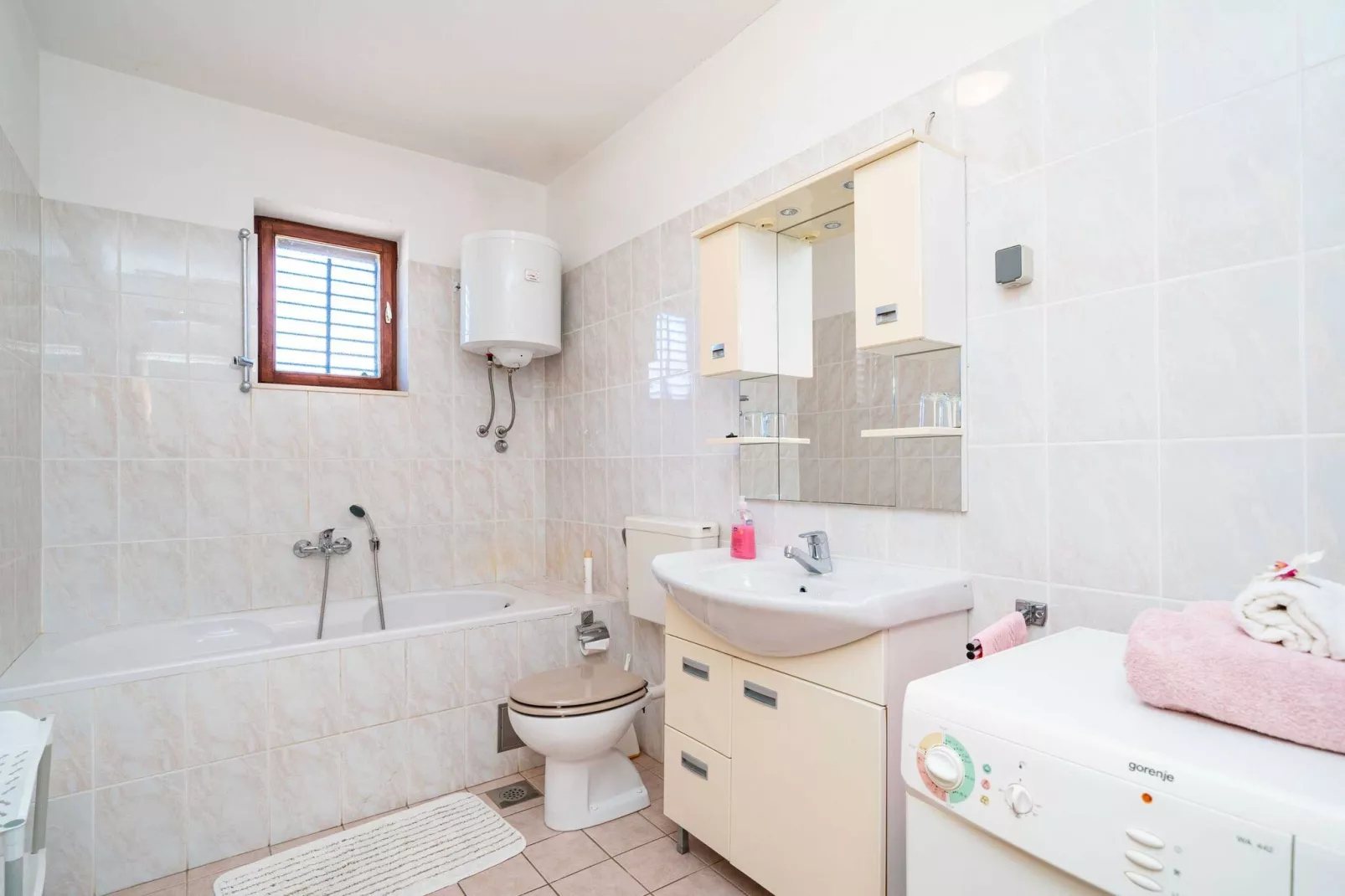 Apartment Bobić- Three Bedroom Apartment with Balcony and Sea View-Bathroom
