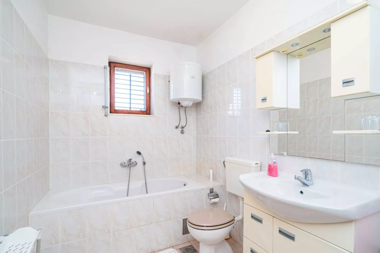 Apartment Bobić- Three Bedroom Apartment with Balcony and Sea View-Bathroom