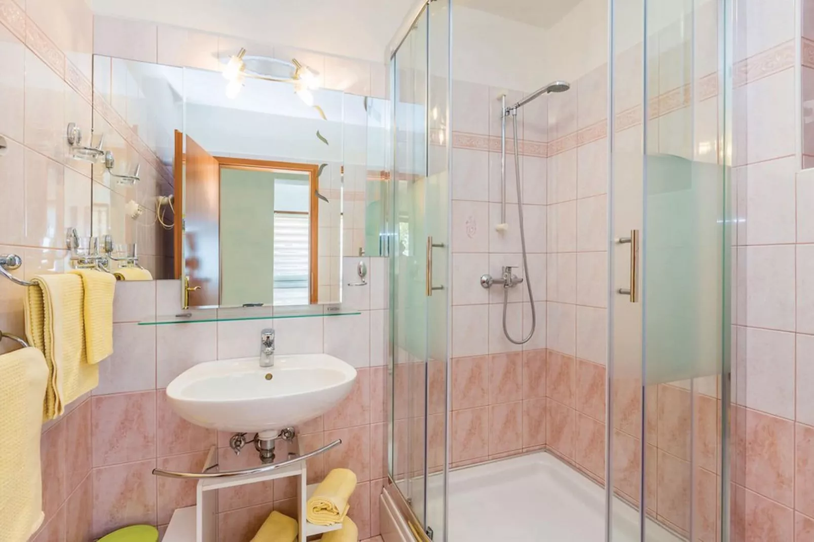 Apartments Paola - Studio Apartment with Terrace and Sea View-Bathroom