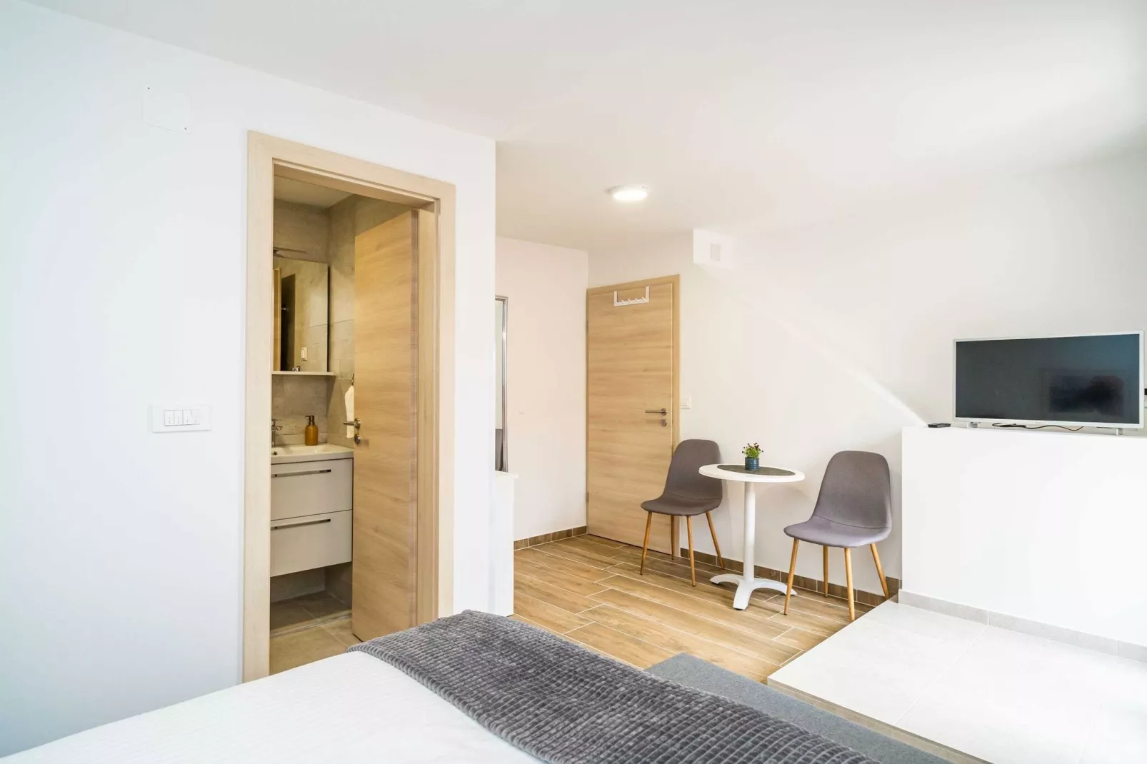 Argenta Rooms - Superior Double Room with Balcony (Argenta 1)-Bedroom