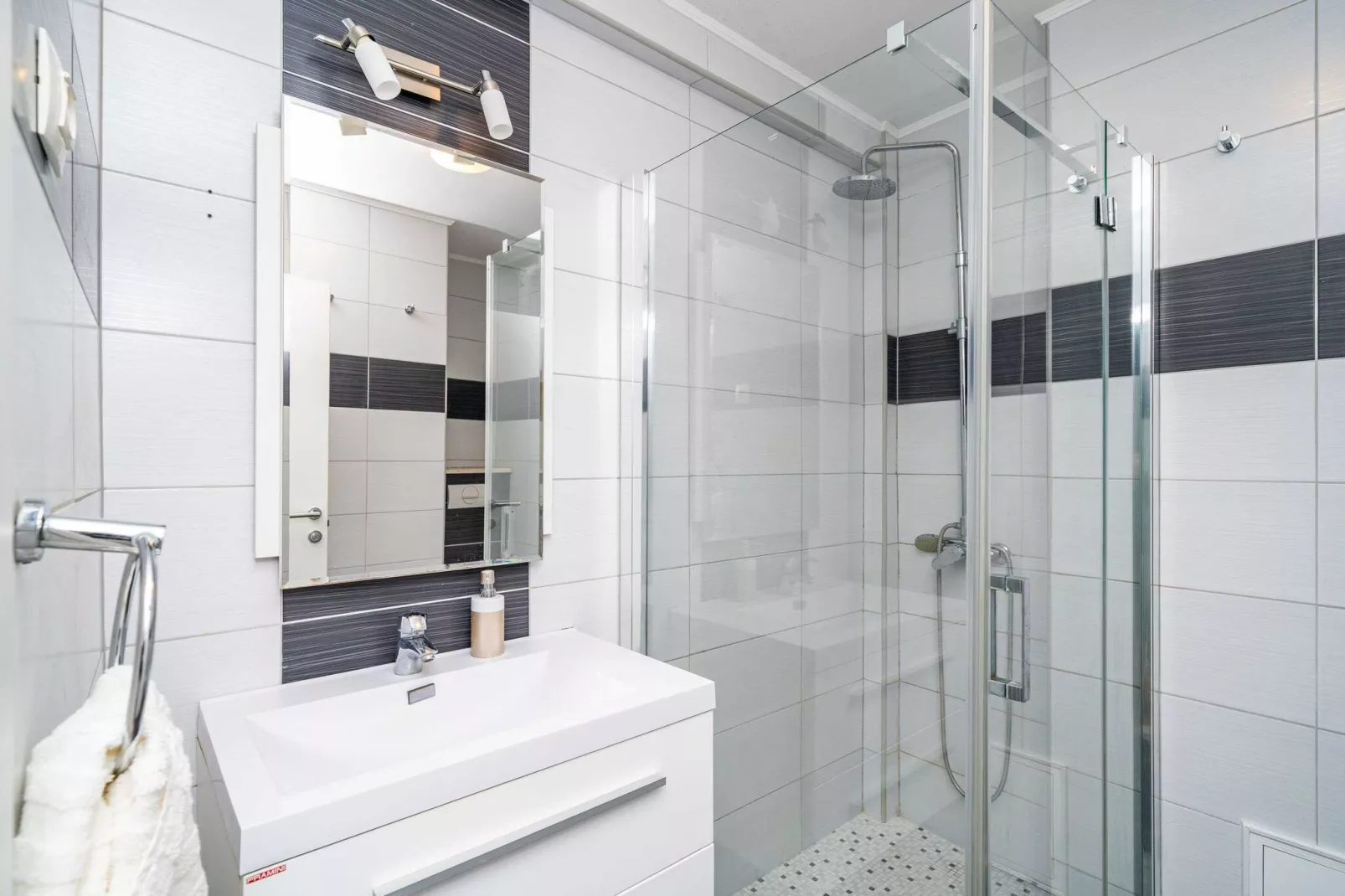 Apartment Hladilo  - Two Bedroom Apartment with Balcony-Bathroom