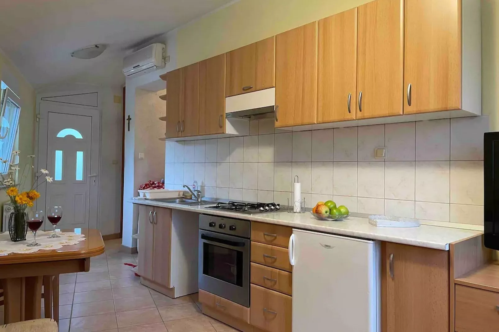 Apartment Luka - One Bedroom Apartment with Balcony and Sea View-Kitchen