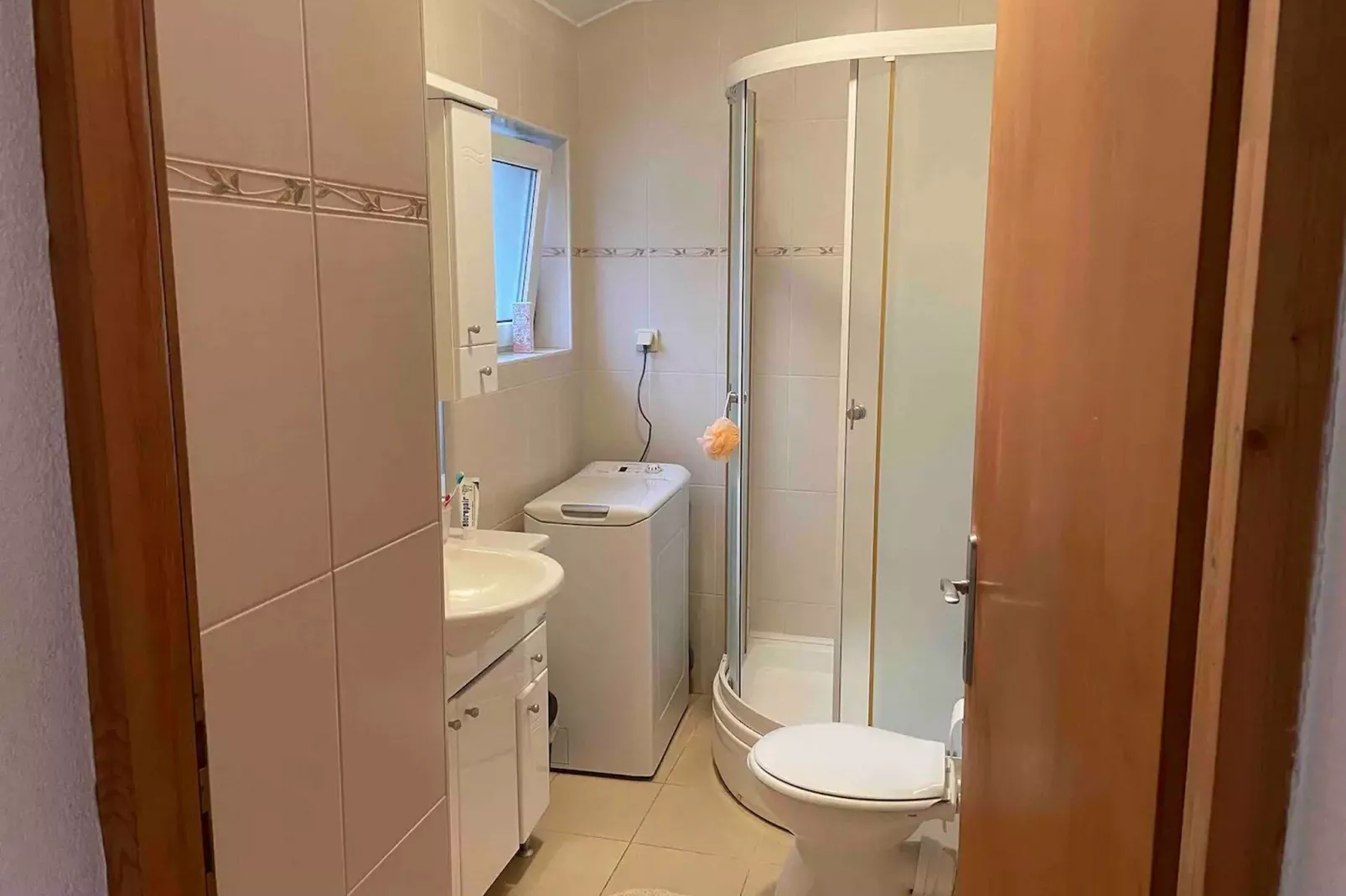 Apartment Luka - One Bedroom Apartment with Balcony and Sea View-Bathroom