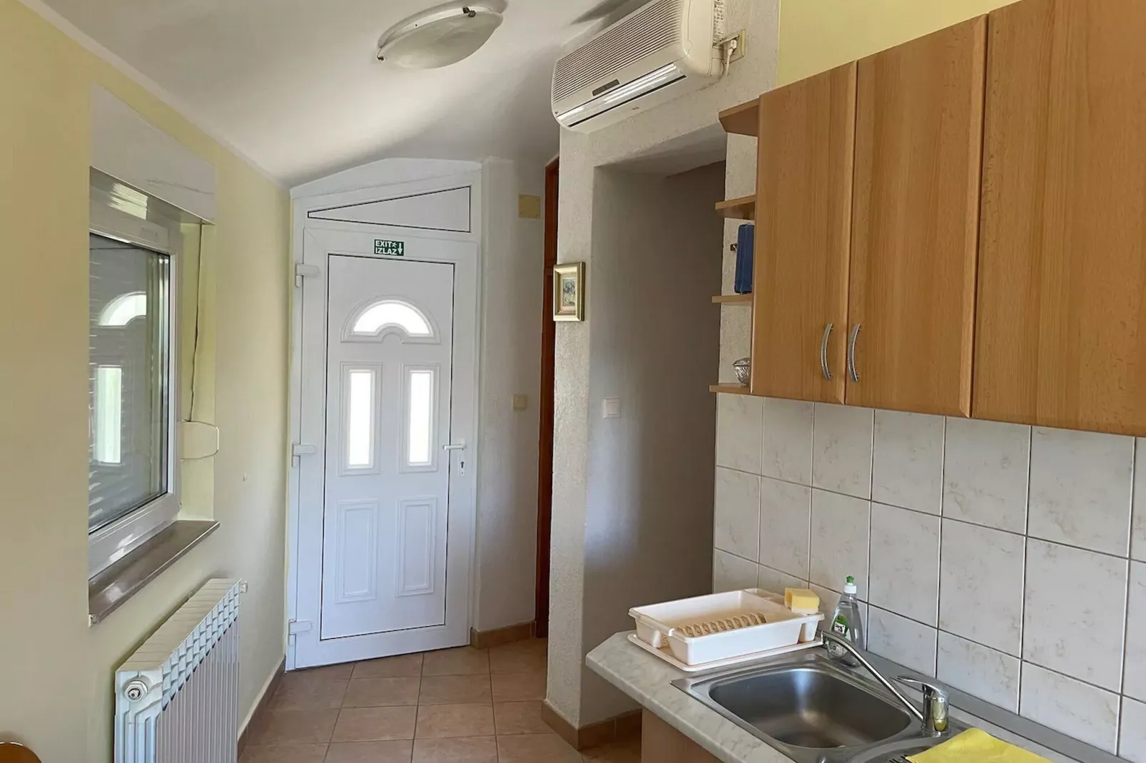 Apartment Luka - One Bedroom Apartment with Balcony and Sea View-Indoor