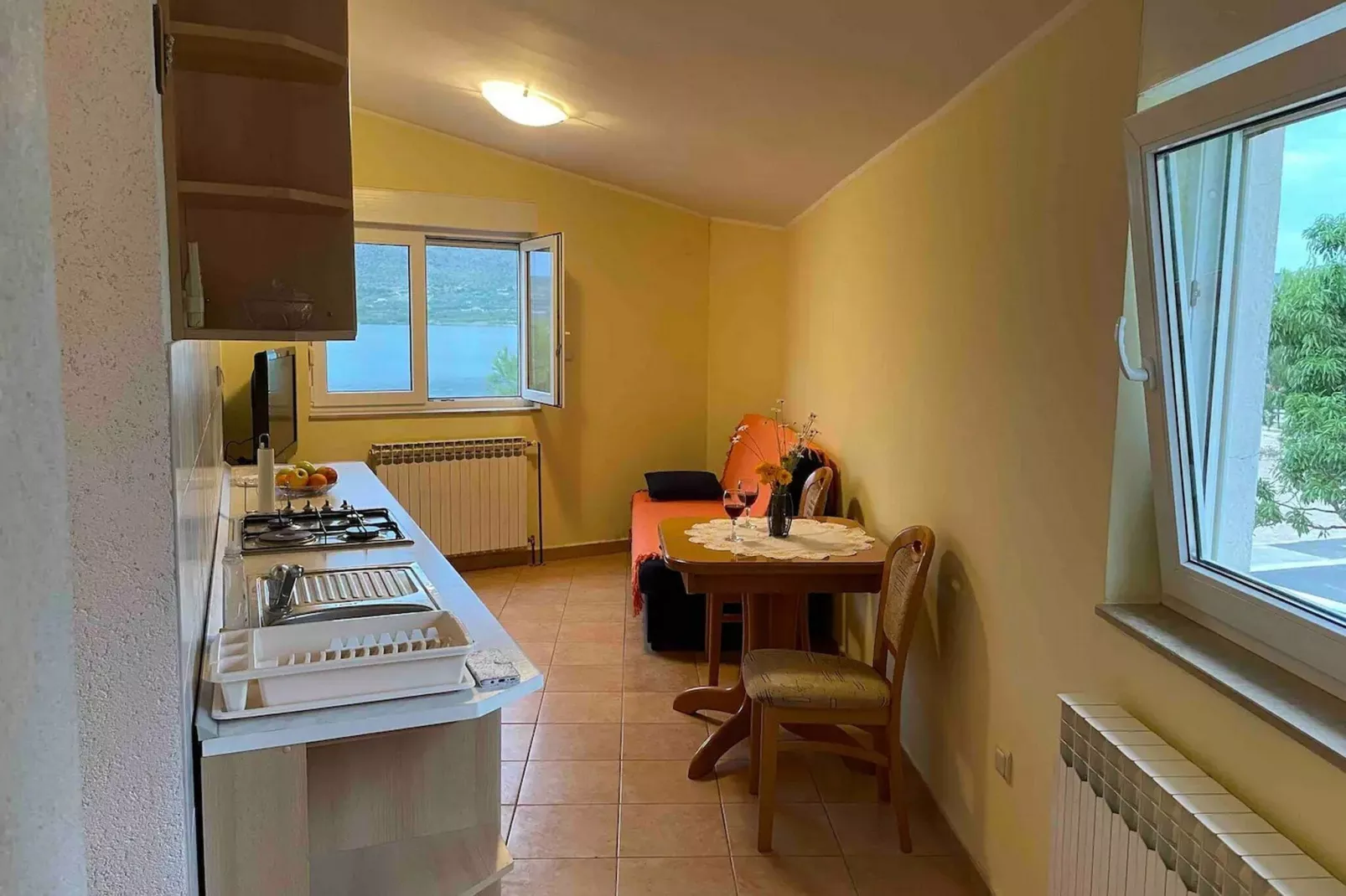Apartment Luka - One Bedroom Apartment with Balcony and Sea View-Indoor
