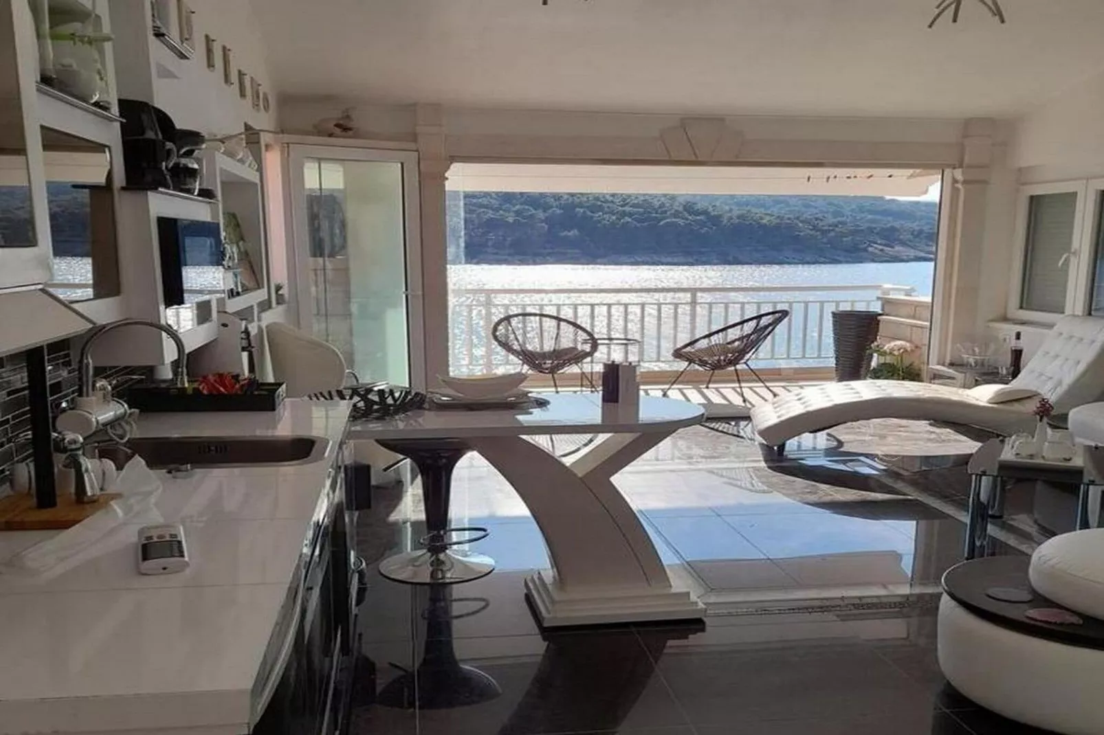 Apartment OM - One Bedroom Apartment with Balcony and Sea view-Indoor