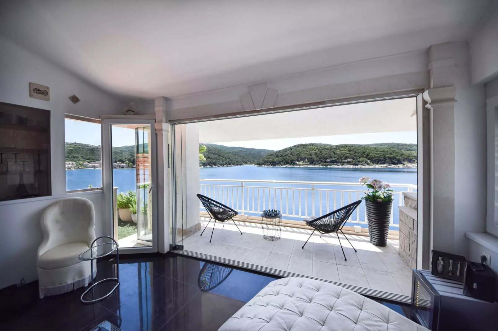 Apartment OM - One Bedroom Apartment with Balcony and Sea view-Living room