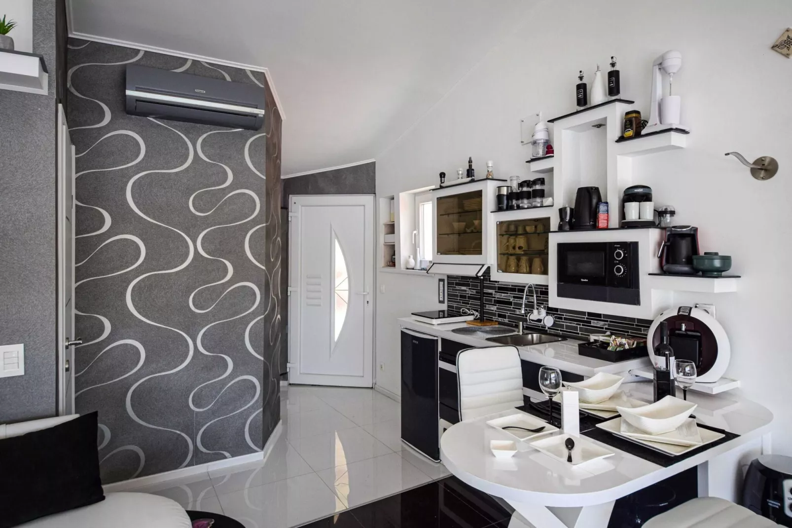 Apartment OM - One Bedroom Apartment with Balcony and Sea view-Dining room