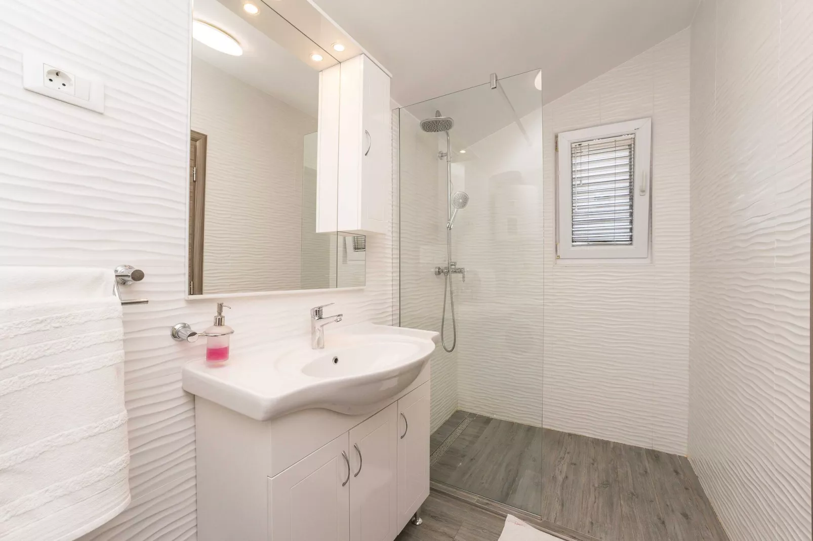 Apartments Maza - One Bedroom Apartment with Balcony  (Angela)-Badezimmer