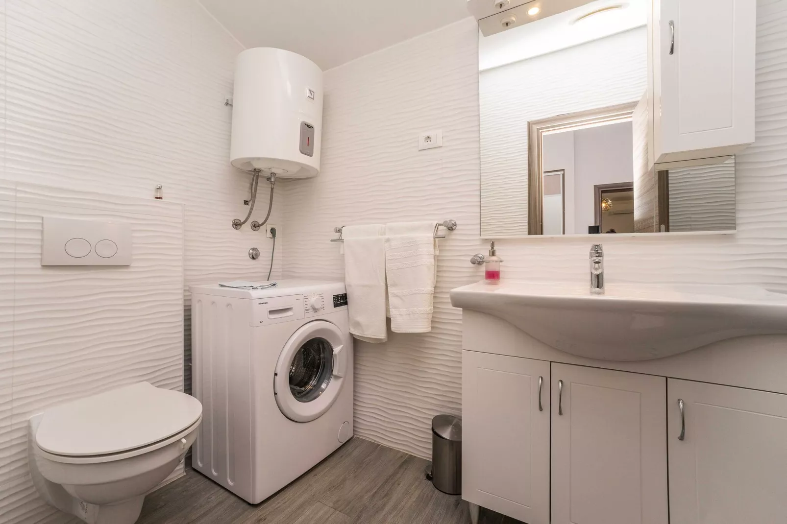 Apartments Maza - One Bedroom Apartment with Balcony  (Angela)-Badezimmer