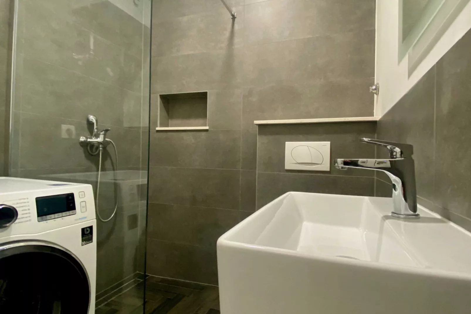 VERT Apartment - Two Bedroom Apartment with Terrace-Bathroom