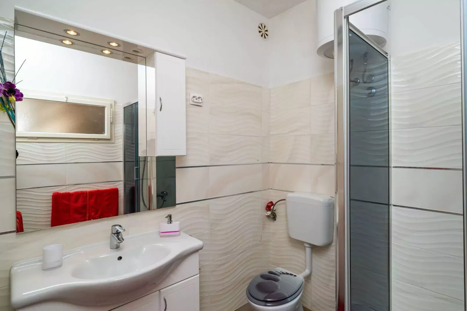 Apartments & Rooms Mara & Petrunjela - Studio Apartment with Balcony and Sea View (Studio s balkonom) - BR. 2-Bathroom