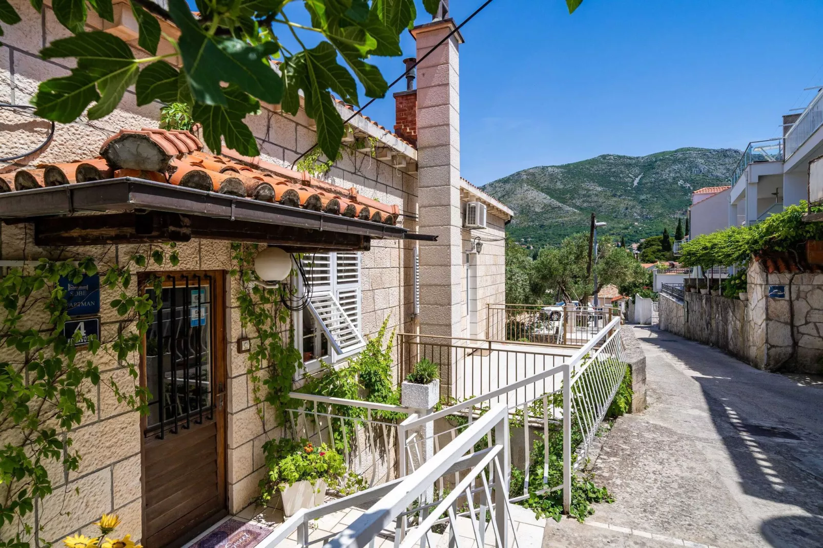 Apartments & Rooms Mara & Petrunjela - Studio Apartment with Balcony and Sea View (Studio s balkonom) - BR. 2-View