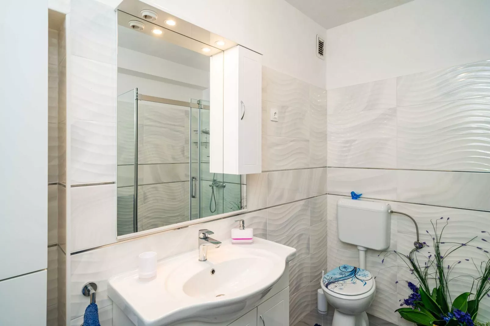 Apartments & Rooms Mara & Petrunjela - Two Bedroom Apartment with Terrace and Sea View (Apartman s 2 spavaće sobe) - BR. 5-Bathroom
