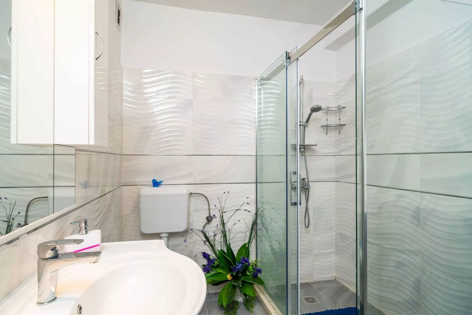 Apartments & Rooms Mara & Petrunjela - Two Bedroom Apartment with Terrace and Sea View (Apartman s 2 spavaće sobe) - BR. 5-Bathroom