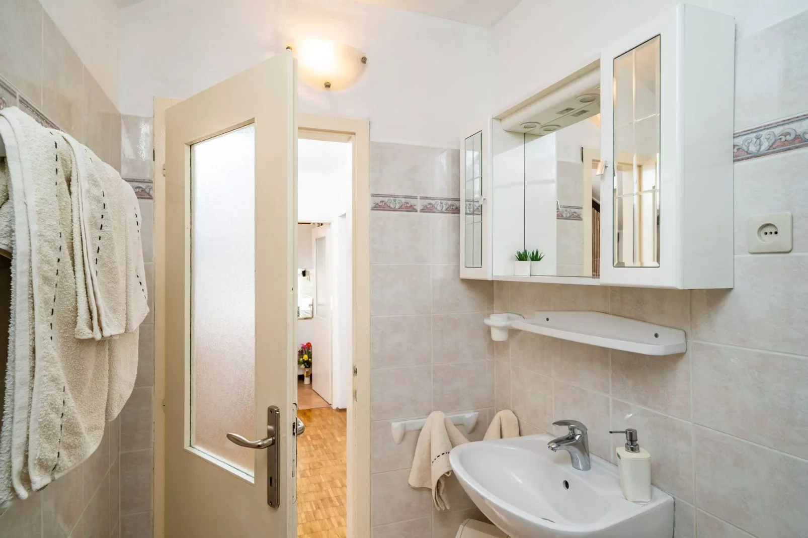 Apartments & Rooms Mara & Petrunjela - One Bedroom Apartment with Balcony and Sea View (Apartman s balkonom) - BR. 1-Badezimmer