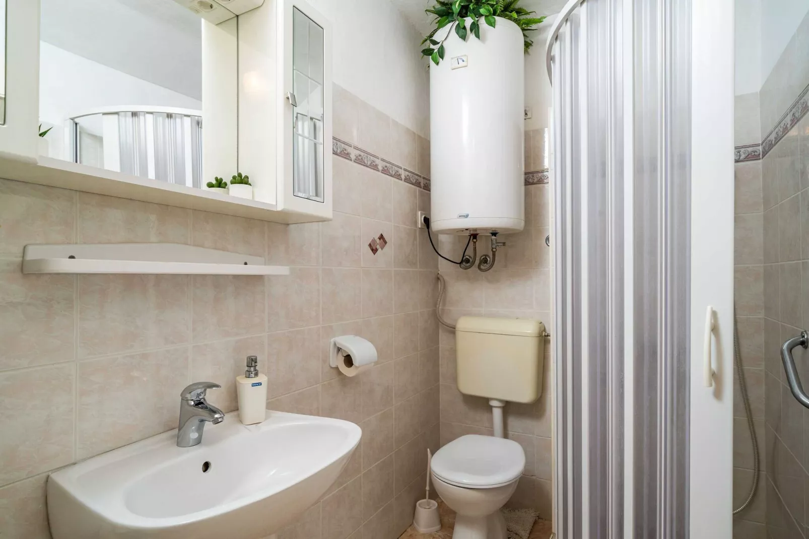 Apartments & Rooms Mara & Petrunjela - One Bedroom Apartment with Balcony and Sea View (Apartman s balkonom) - BR. 1-Badezimmer