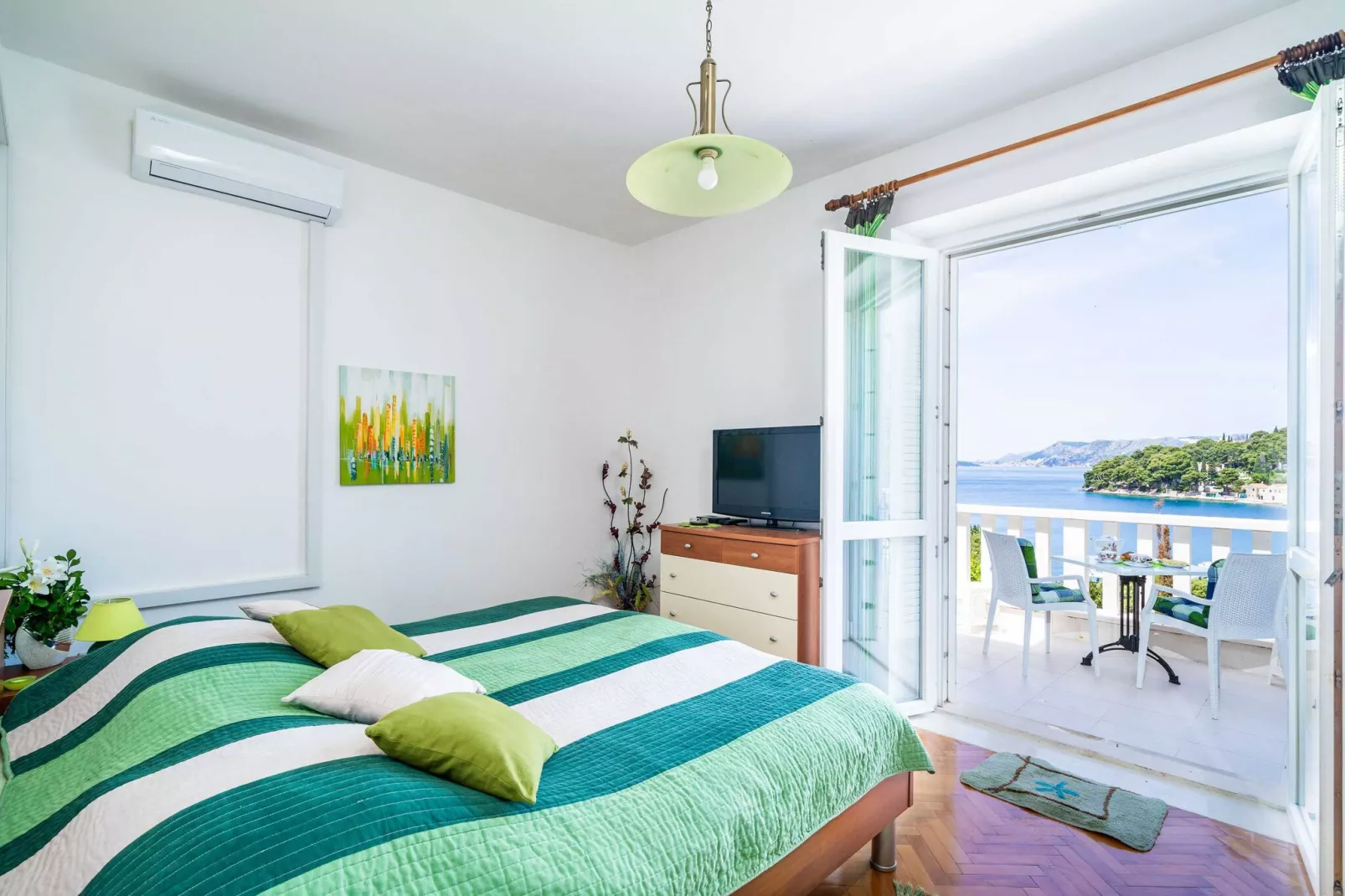 Apartments & Rooms Mara & Petrunjela - Double or Twin Room with Sea View (Dvokrevetna soba s bračnim krevetom ili s 2 odvojena kreveta i pogledom na more) - BR. 3-Bedroom