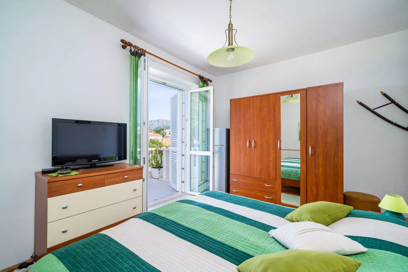 Apartments & Rooms Mara & Petrunjela - Double or Twin Room with Sea View (Dvokrevetna soba s bračnim krevetom ili s 2 odvojena kreveta i pogledom na more) - BR. 3-Bedroom