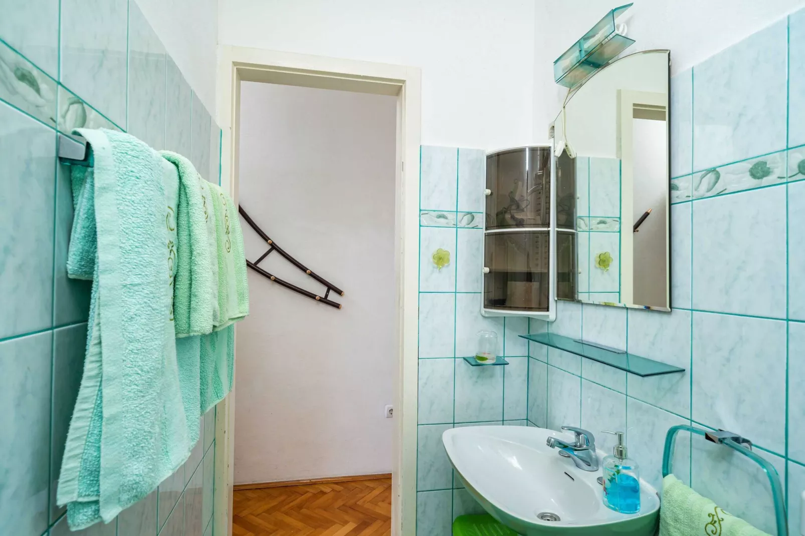 Apartments & Rooms Mara & Petrunjela - Double or Twin Room with Sea View (Dvokrevetna soba s bračnim krevetom ili s 2 odvojena kreveta i pogledom na more) - BR. 3-Bathroom