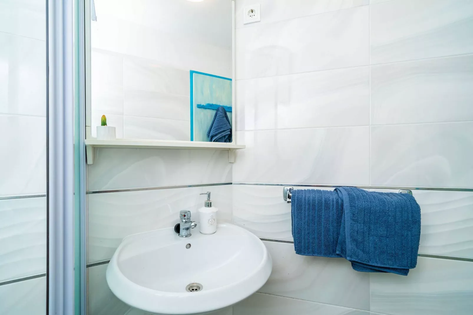 Apartments & Rooms Mara & Petrunjela - One Bedroom Apartment with Terrace and Sea View ( Apartman s terasom) - BR. 7-Bathroom